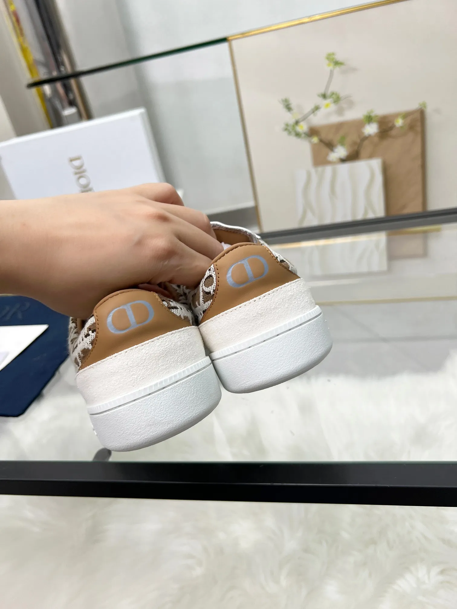 👟👟Ex-factory price 460👟👟Male size +10 correct✅ version. 𝐃𝐢𝐨𝐫 𝟮𝟱𝐏𝐫𝐞-𝐅𝐚𝐥𝐥 𝐁𝐞𝐫𝐥𝐢𝐧 𝟬𝟭 Dior B01 couple casual moral training shoes white shoes sneakers late 90s fashion brand Maison Margiela purchased GAT in large quantities and gave them a makeover. This shoe type of De Xun officially started its fashion journey. Original: Top layer of cowhide, cowhide lining, original outsole Size: 35-45 (40 for women, 45 for men, custom made, non-refundable)
